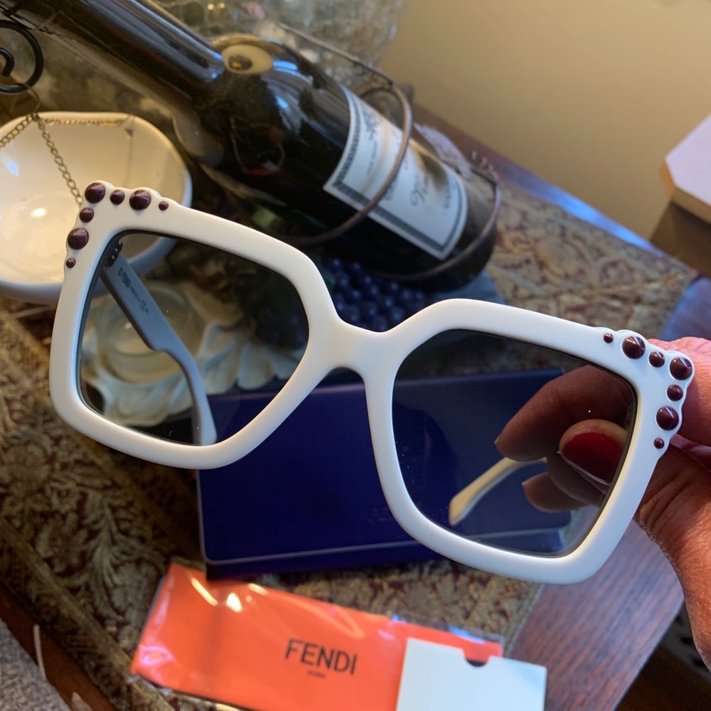Authentic FENDI 52 Butterfly crystals acetate sunglasses - Picture 3 of 14